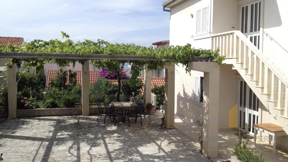 Casa con appartamenti con grande potenziale a 500 m dalla spiaggia – Supetar, isola di Brač!