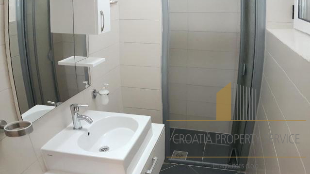 Casa con appartamenti con grande potenziale a 500 m dalla spiaggia – Supetar, isola di Brač!