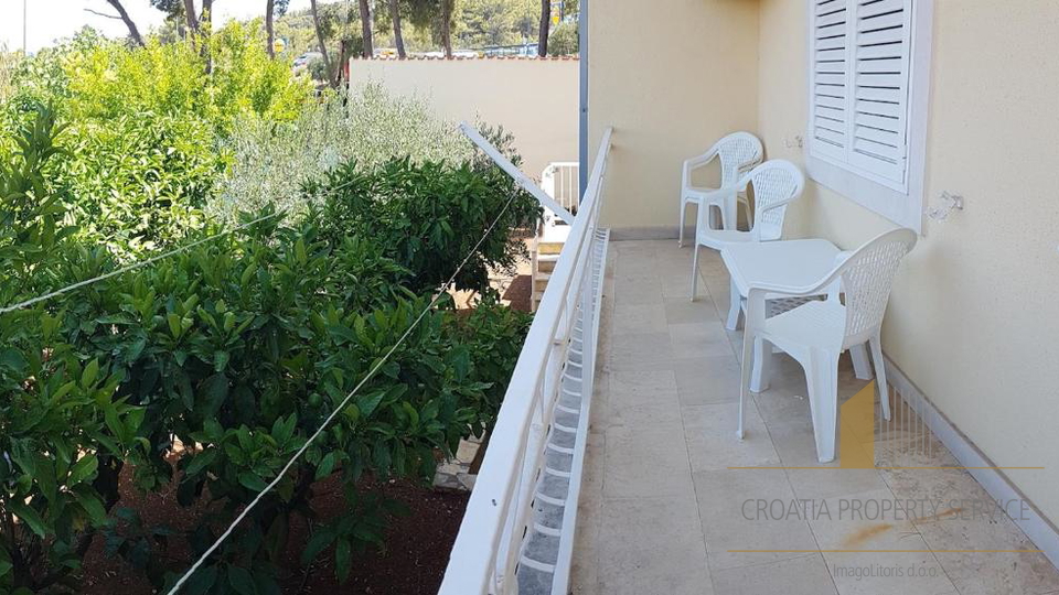 Casa con appartamenti con grande potenziale a 500 m dalla spiaggia – Supetar, isola di Brač!