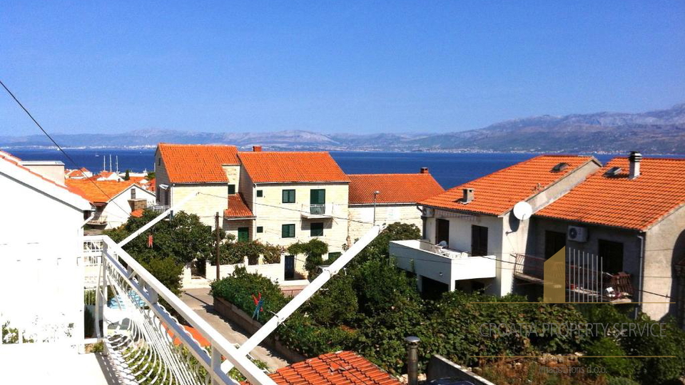 Casa con appartamenti con grande potenziale a 500 m dalla spiaggia – Supetar, isola di Brač!