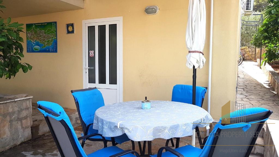 Casa con appartamenti con grande potenziale a 500 m dalla spiaggia – Supetar, isola di Brač!