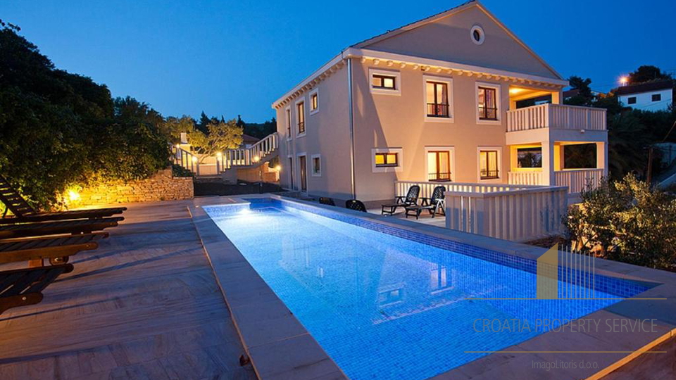 Luksuzno stanovanje z razgledom na morje v sredozemski vili – Milna, otok Brač