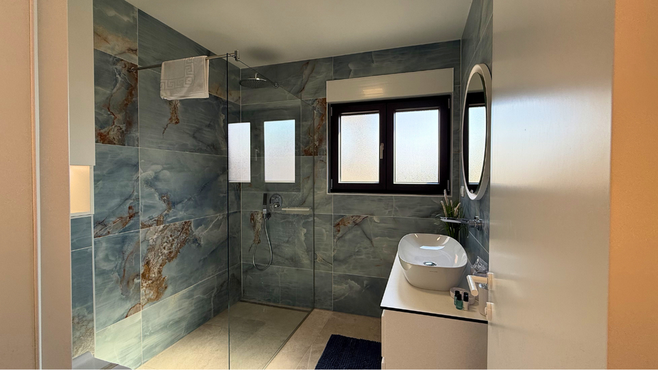 Moderna luksuzna vila v prvem vrsti ob morju &ndash; Rogoznica&excl;