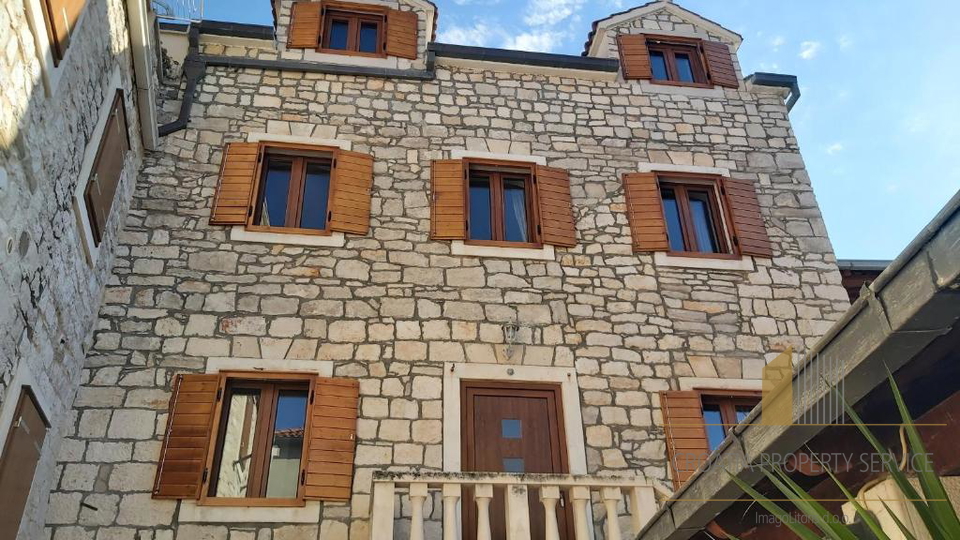 Villa in pietra con appartamenti e ristorante a 15 m dal mare - Supetar, Brač!