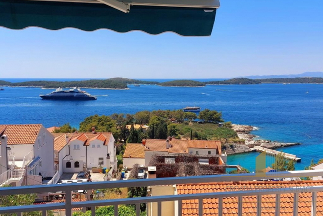Casa con vista aperta, a soli 100 m dal mare – Hvar!
