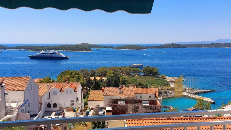 Casa con vista aperta, a soli 100 m dal mare – Hvar!