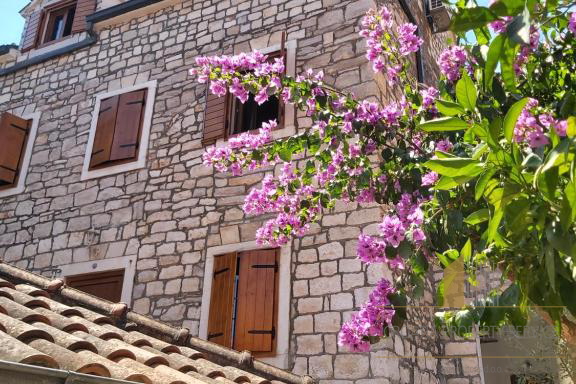 Villa in pietra con appartamenti e ristorante a 15 m dal mare - Supetar, Brač!