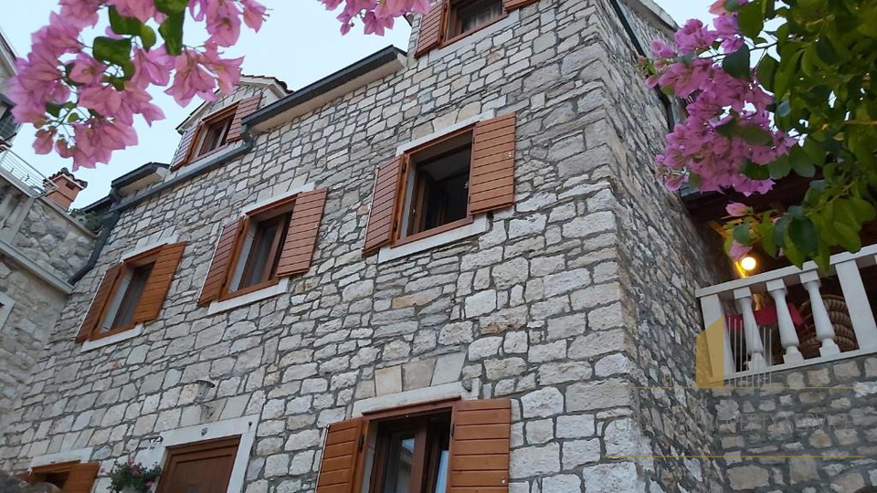 Villa in pietra con appartamenti e ristorante a 15 m dal mare - Supetar, Brač!