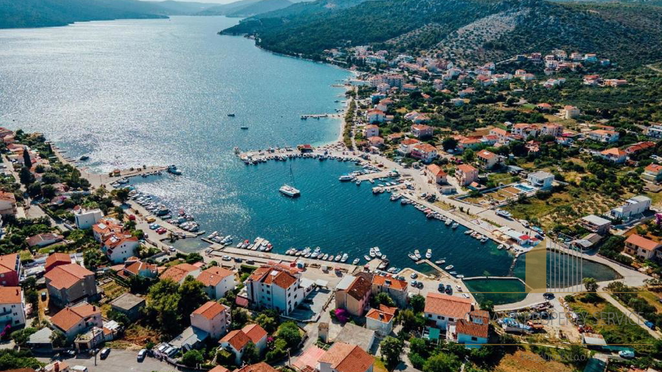 Exclusive villa in the second row from the beach with 11 apartments and a restaurant - Seget Vranjica!