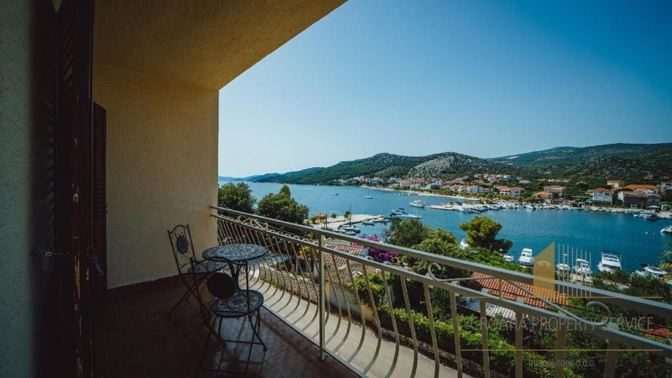 Exclusive villa in the second row from the beach with 11 apartments and a restaurant - Seget Vranjica!