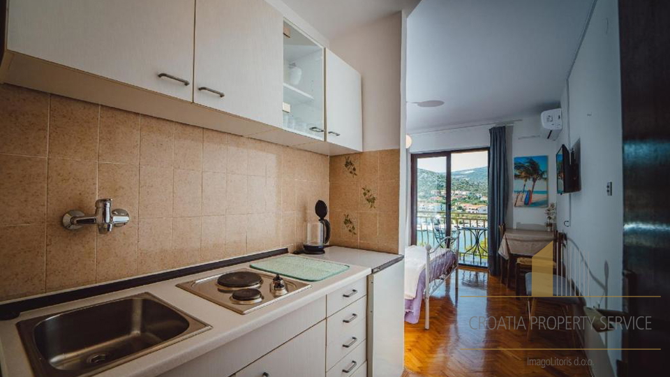 Exclusive villa in the second row from the beach with 11 apartments and a restaurant - Seget Vranjica!