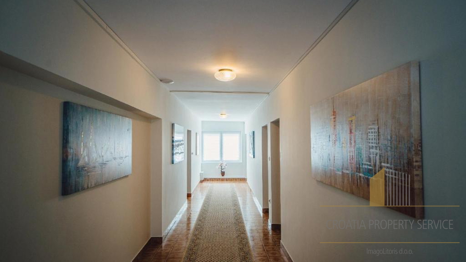 Exclusive villa in the second row from the beach with 11 apartments and a restaurant - Seget Vranjica!