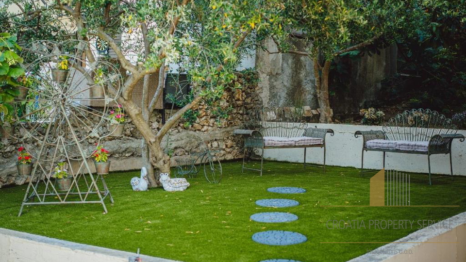 Exclusive villa in the second row from the beach with 11 apartments and a restaurant - Seget Vranjica!
