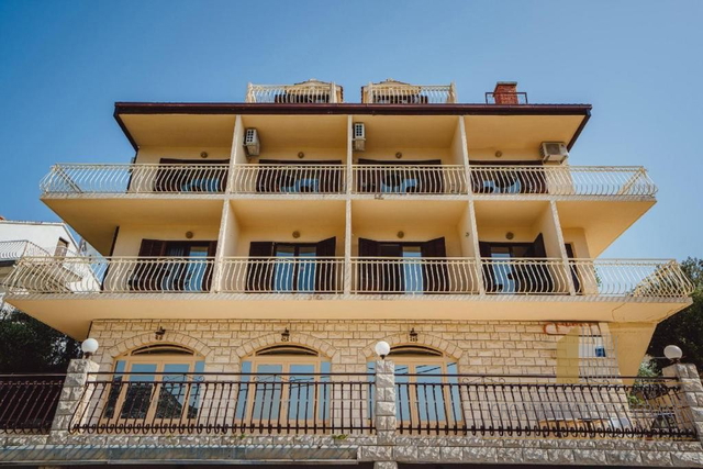 Exclusive villa in the second row from the beach with 11 apartments and a restaurant - Seget Vranjica!