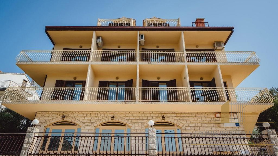 Exclusive villa in the second row from the beach with 11 apartments and a restaurant - Seget Vranjica!