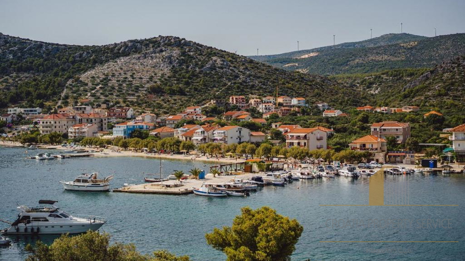 Exclusive villa in the second row from the beach with 11 apartments and a restaurant - Seget Vranjica!