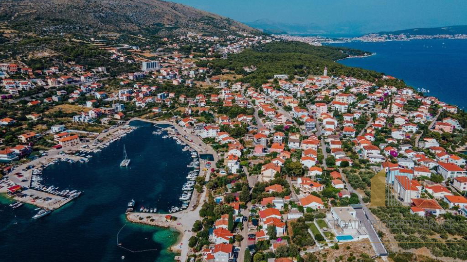 Exclusive villa in the second row from the beach with 11 apartments and a restaurant - Seget Vranjica!