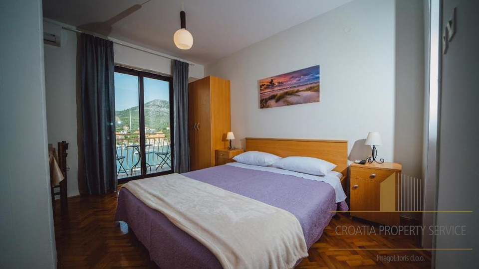 Exclusive villa in the second row from the beach with 11 apartments and a restaurant - Seget Vranjica!