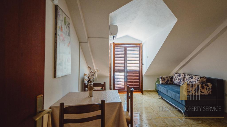 Exclusive villa in the second row from the beach with 11 apartments and a restaurant - Seget Vranjica!