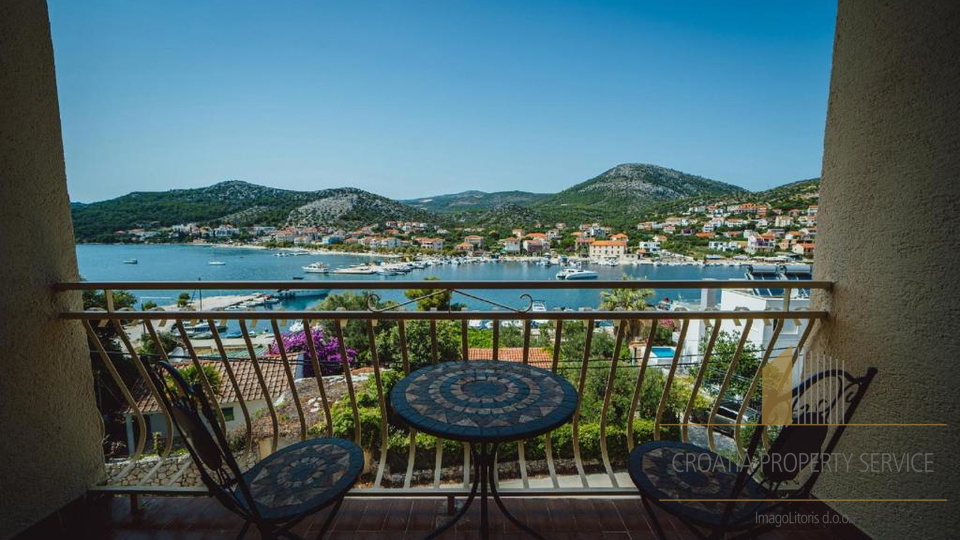 Exclusive villa in the second row from the beach with 11 apartments and a restaurant - Seget Vranjica!
