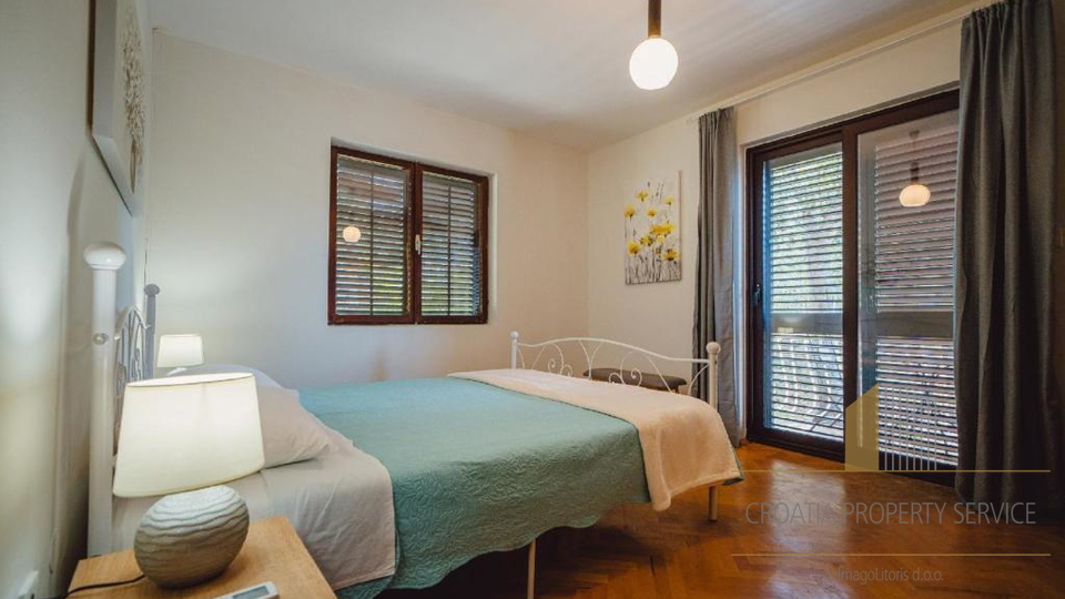 Exclusive villa in the second row from the beach with 11 apartments and a restaurant - Seget Vranjica!