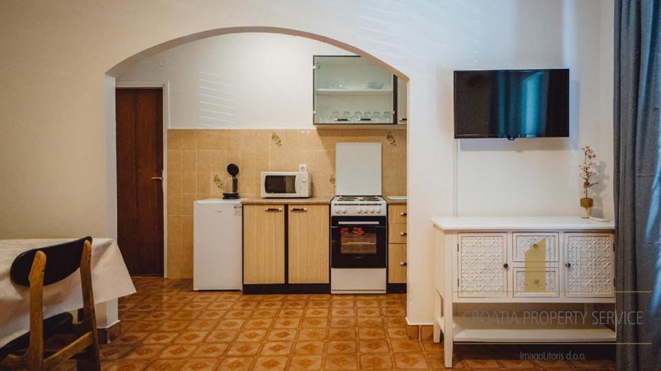 Exclusive villa in the second row from the beach with 11 apartments and a restaurant - Seget Vranjica!