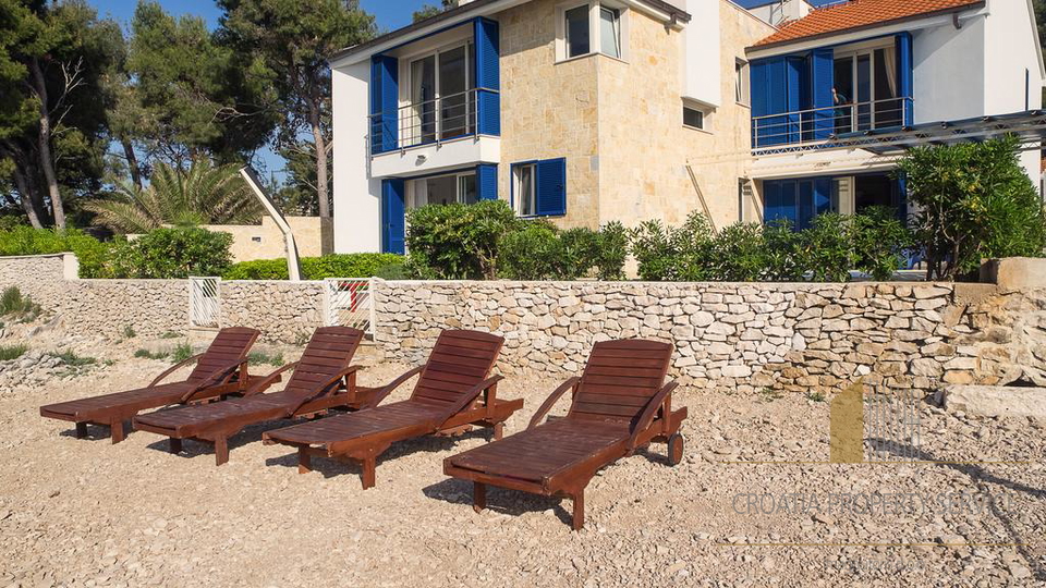 LUXUSVILLA IM ERSTEN REIHE ZUM MEER, BRAČ