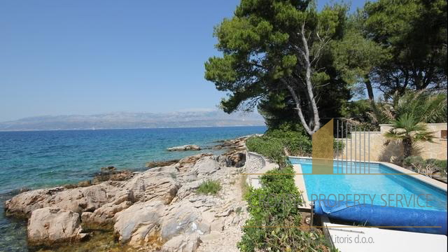 LUXUSVILLA IM ERSTEN REIHE ZUM MEER, BRAČ