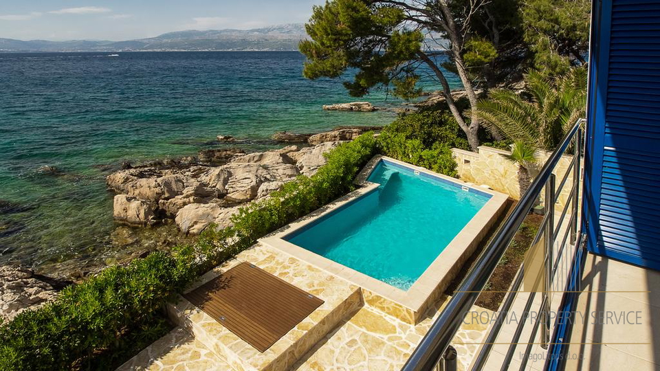 LUXUSVILLA IM ERSTEN REIHE ZUM MEER, BRAČ