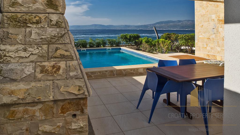 LUXUSVILLA IM ERSTEN REIHE ZUM MEER, BRAČ