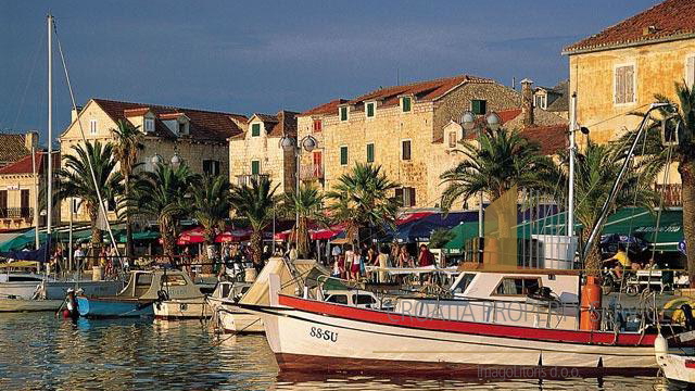 LUXURY VILLA IN THE FIRST ROW TO THE SEA, BRAČ