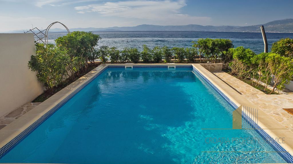 LUXURY VILLA IN THE FIRST ROW TO THE SEA, BRAČ