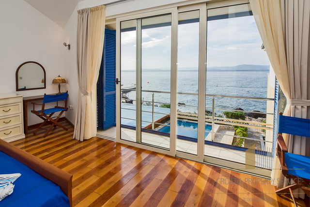 LUXURY VILLA IN THE FIRST ROW TO THE SEA, BRAČ