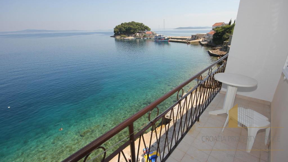 Apartmanska hi&scaron;a prvi vrsti ob pla&zcaron;i - Savar Dugi otok&excl;