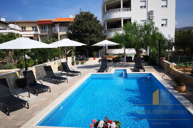 Meravigliosa villa con appartamenti sulla spiaggia - Rogoznica!