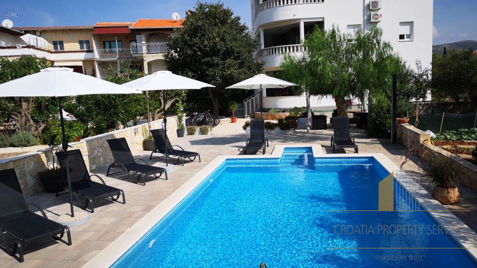 Meravigliosa villa con appartamenti sulla spiaggia - Rogoznica!