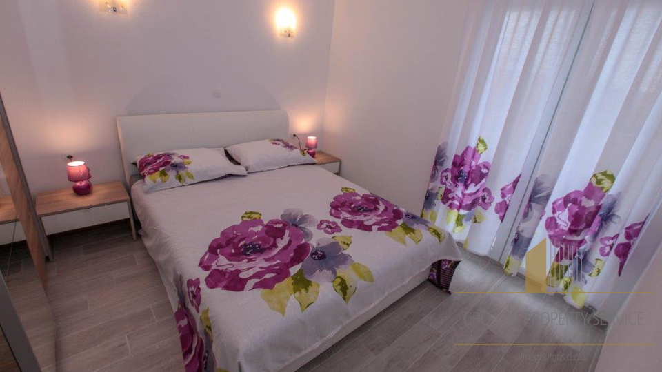 Meravigliosa villa con appartamenti sulla spiaggia - Rogoznica!