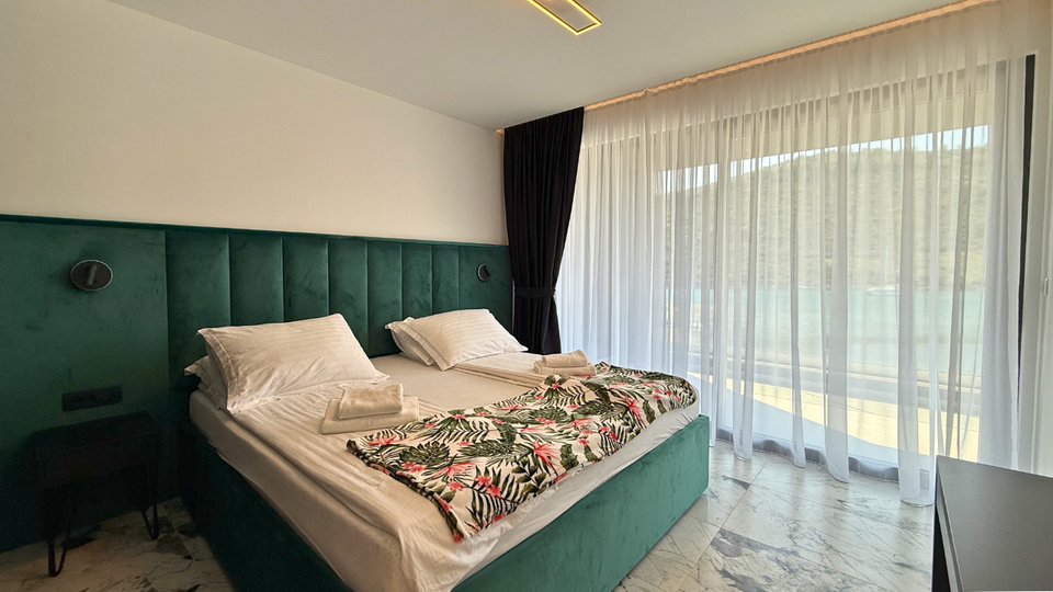 Moderna luksuzna vila v prvem vrsti ob morju &ndash; Rogoznica&excl;