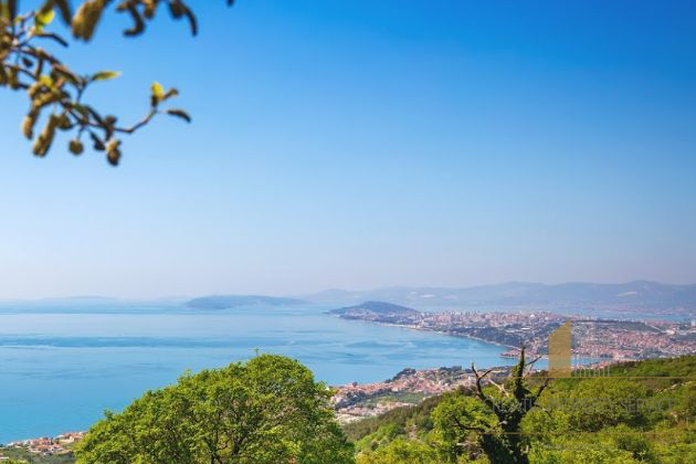 BAUGRUNDSTÜCK MIT PANORAMA-BLICK AUF PODSTRANA, SPLIT UND BRAČ!