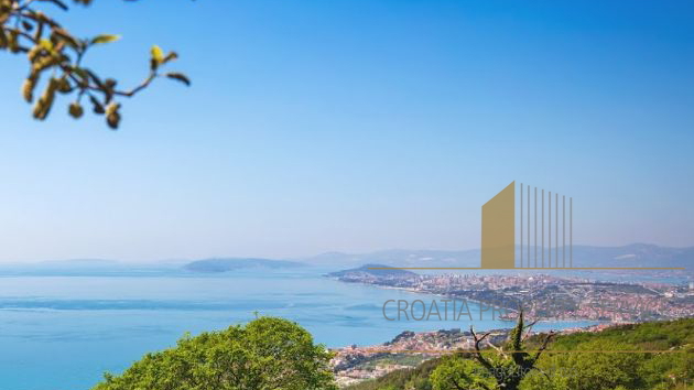 BAUGRUNDSTÜCK MIT PANORAMA-BLICK AUF PODSTRANA, SPLIT UND BRAČ!