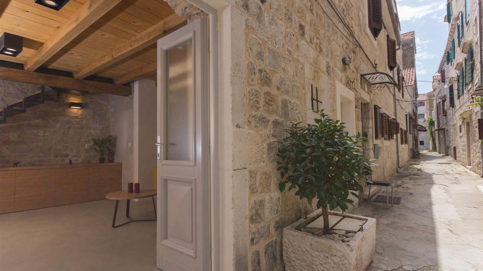 Luxuri&ouml;s renoviertes Steinhaus mit Terrasse &ndash; Trogir&excl;