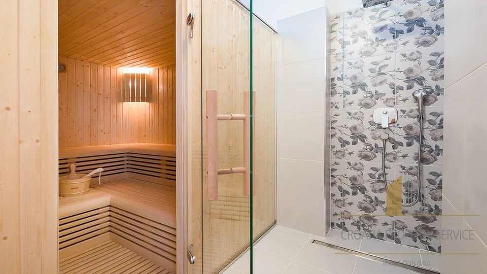 Роскошная вилла с фантастическим бассейном и открытым видом на море