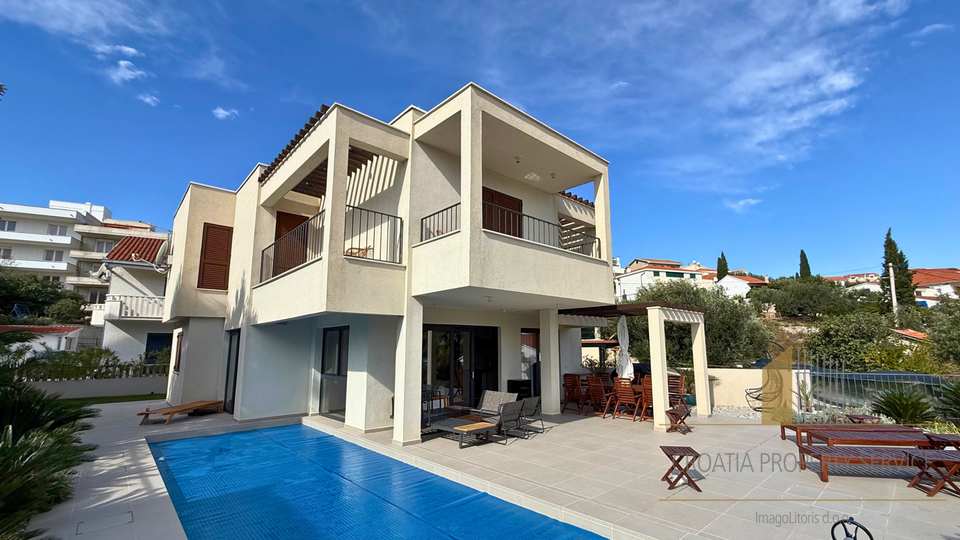Villa moderna con piscina in una posizione fantastica, seconda fila dal mare sull'isola di Čiovo!