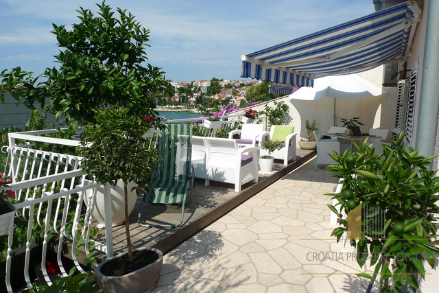 Insel Čiovo – Haus 30 m vom Meer mit Terrasse, Garten und Grill!