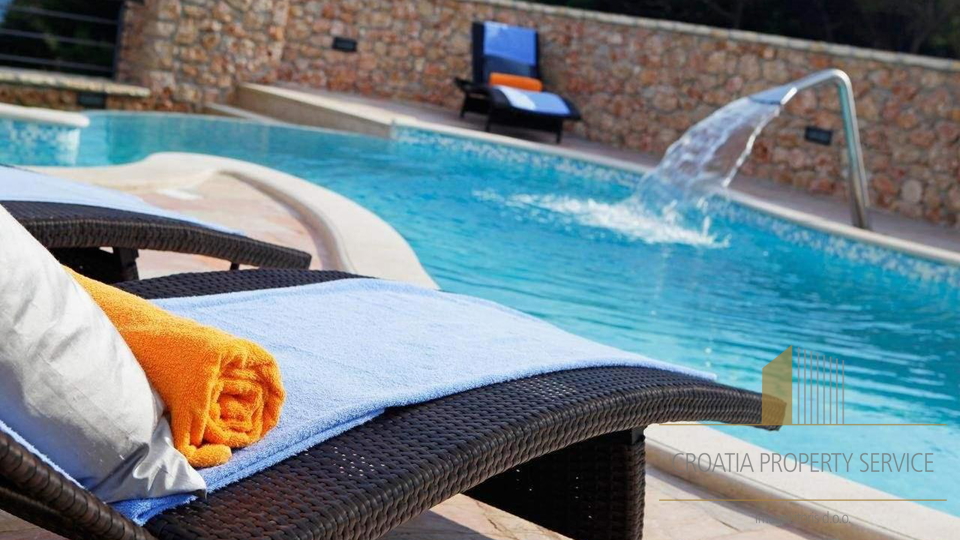 Luksuzna vila s panoramskim razgledom blizu pla&zcaron;e Zlatni rat &ndash; Bol&comma; otok Bra&ccaron;