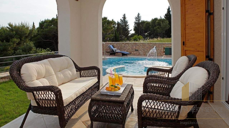 Luksuzna vila s panoramskim razgledom blizu pla&zcaron;e Zlatni rat &ndash; Bol&comma; otok Bra&ccaron;