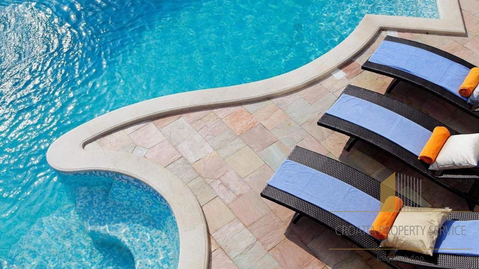 Luksuzna vila s panoramskim razgledom blizu pla&zcaron;e Zlatni rat &ndash; Bol&comma; otok Bra&ccaron;