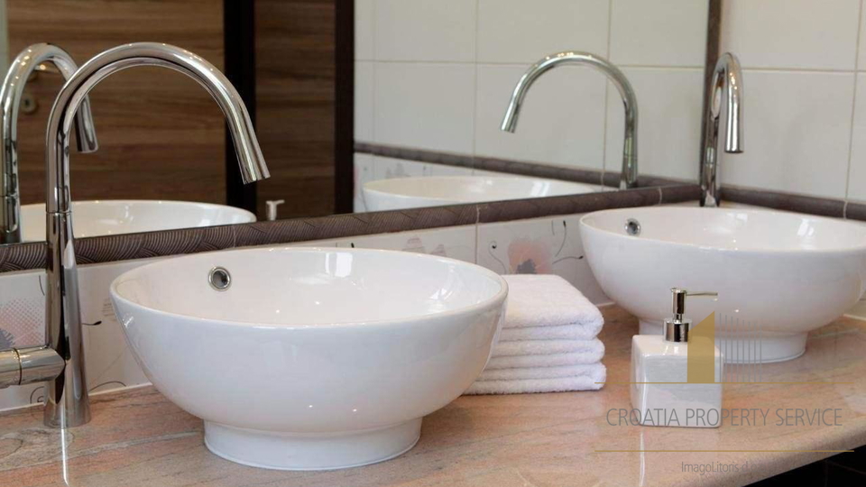 Luksuzna vila s panoramskim razgledom blizu pla&zcaron;e Zlatni rat &ndash; Bol&comma; otok Bra&ccaron;