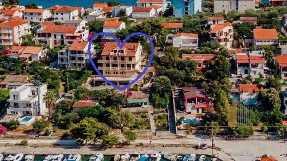 Exclusive villa in the second row from the beach with 11 apartments and a restaurant - Seget Vranjica!