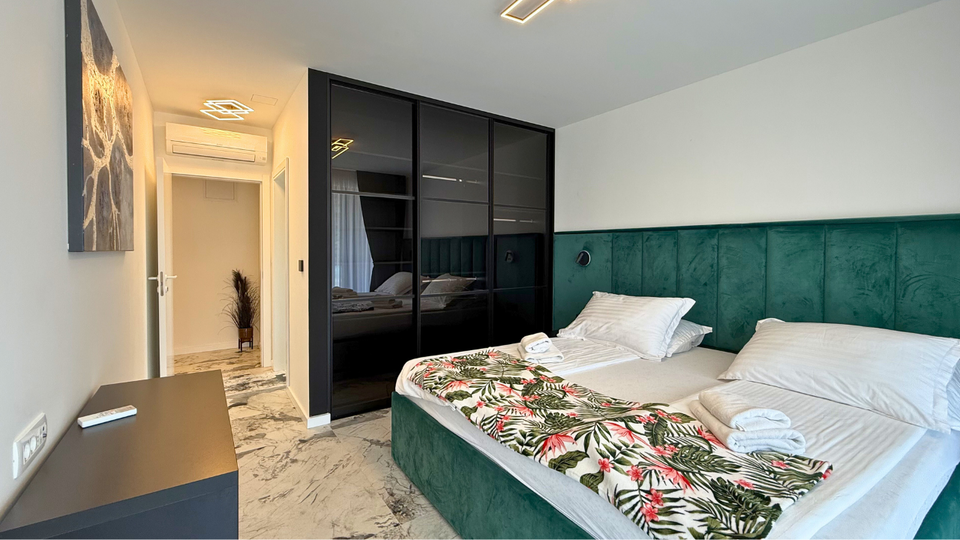 Moderna luksuzna vila v prvem vrsti ob morju &ndash; Rogoznica&excl;